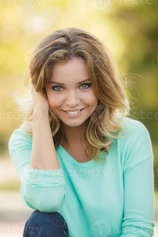 retrato de verão de uma linda mulher sorridente em um parque foto