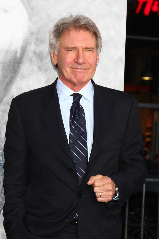 los angeles, 9 de abril - harrison ford chega na estréia de 42 no teatro chinês em 9 de abril de 2013 em los angeles, ca foto