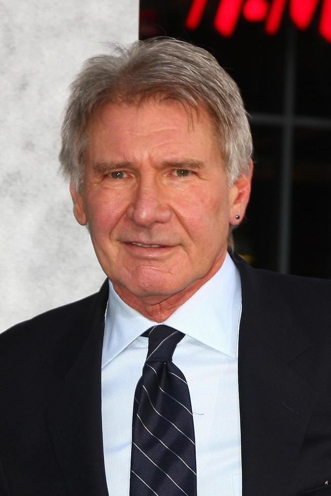 los angeles, 9 de abril - harrison ford chega na estréia de 42 no teatro chinês em 9 de abril de 2013 em los angeles, ca foto