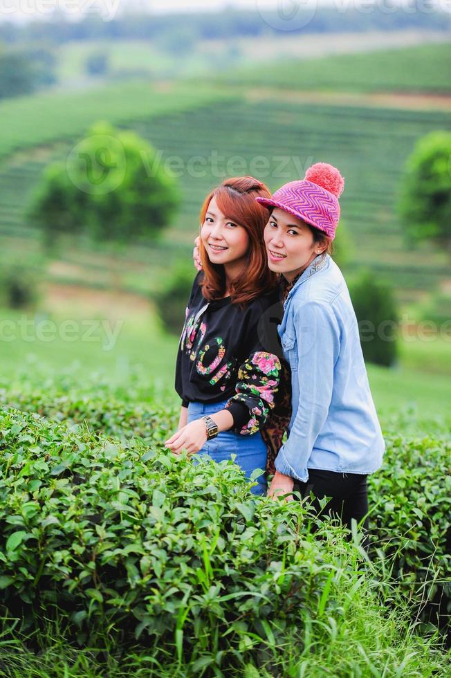 retrato de mulher bonita na Ásia dois plantação de chá foto