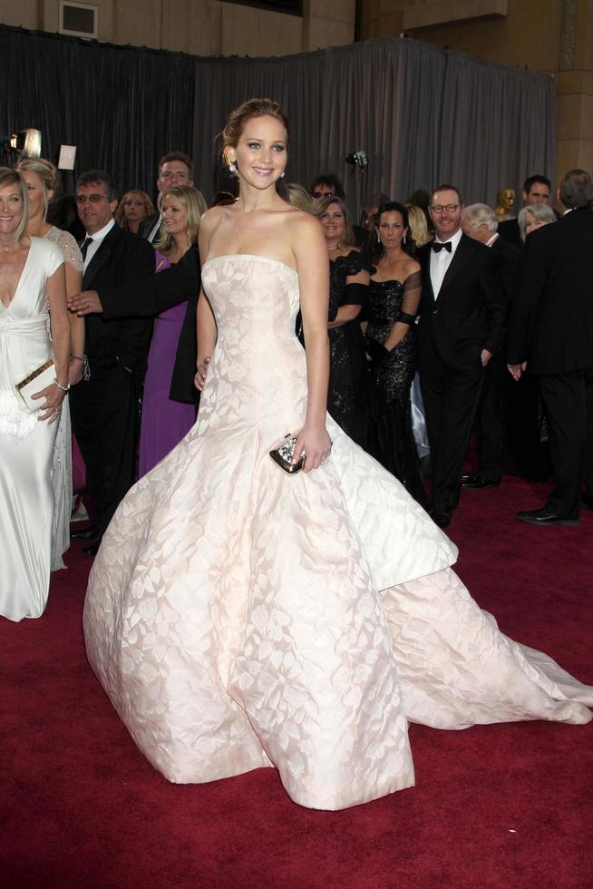 los angeles, 24 de fevereiro - jennifer lawrence chega ao 85th academy awards apresentando os oscars no dolby theatre em 24 de fevereiro de 2013 em los angeles, ca foto