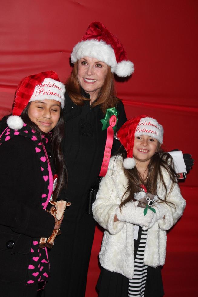 los angeles, 28 de novembro - stefanie powers, hollywood christmas parade princesses chega ao 2010 hollywood christmas parade em hollywood boulevard em 28 de novembro de 2010 em los angeles, ca foto