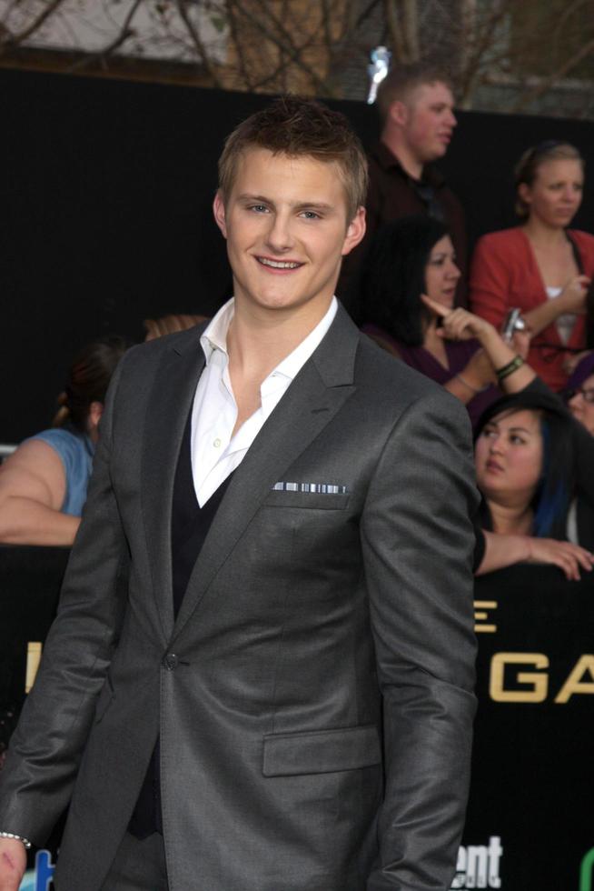 los angeles, 12 de março - alexander ludwig chega na estréia de jogos vorazes no teatro nokia no la live em 12 de março de 2012 em los angeles, ca foto