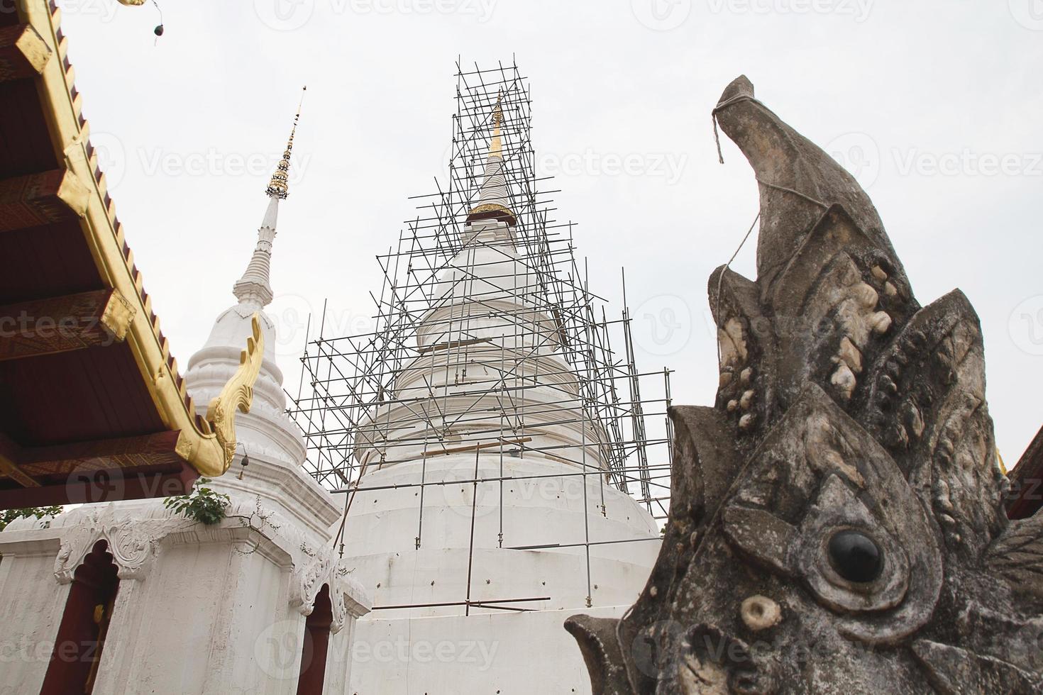 pagode branco no templo foto