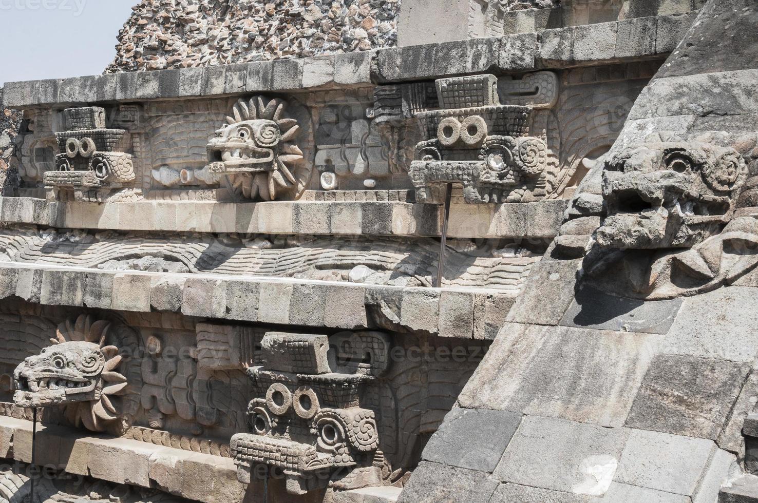 estátuas do templo de quetzalcoatl, teotihuacan (méxico) foto