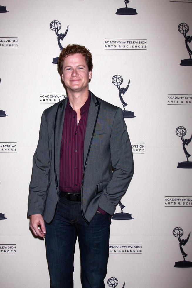 los angeles, 13 de junho - jonathan mangum chega à recepção diurna dos indicados ao emmy apresentada por atas na montagem beverly hills em 13 de junho de 2013 em beverly hills, ca foto