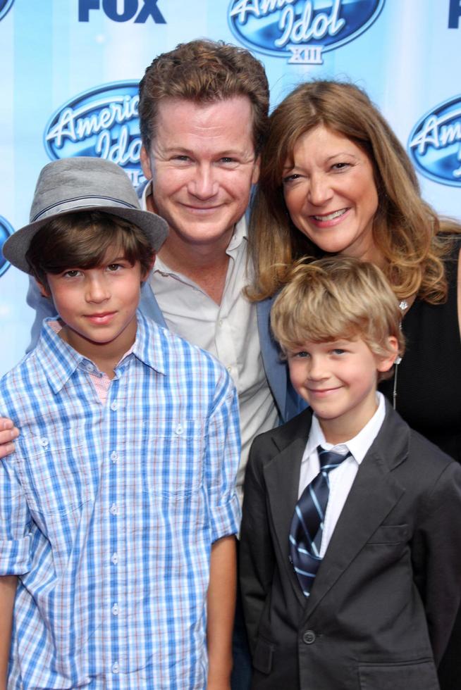 los angeles, 21 de maio - jonathan mangum, leah stanko mangum, chase mangum, austin mangum no american idol season 13 finale no nokia theatre no la live on 21 de maio de 2014 em los angeles, ca foto