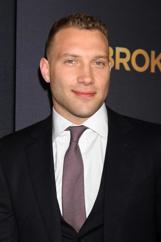 los angeles, 15 de dezembro - jai courtney no unbroken, los angeles estréia no dolby theatre em 15 de dezembro de 2014 em los angeles, ca foto