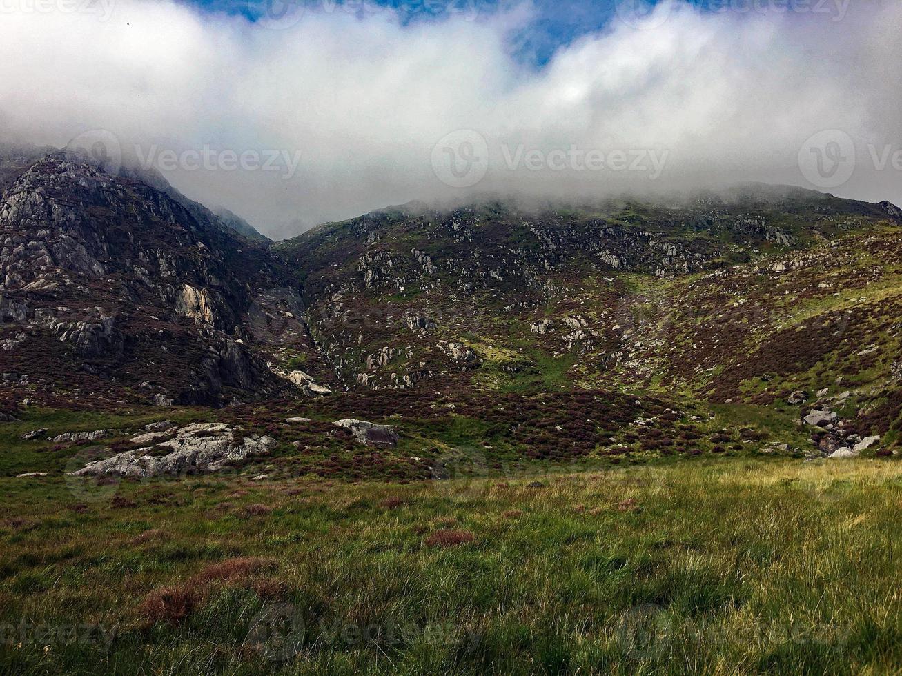 uma vista do campo de gales em snowdonia perto do lago ogwen foto