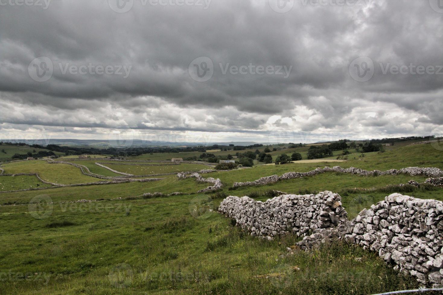 uma vista de yorkshire moors perto de mallam cove foto