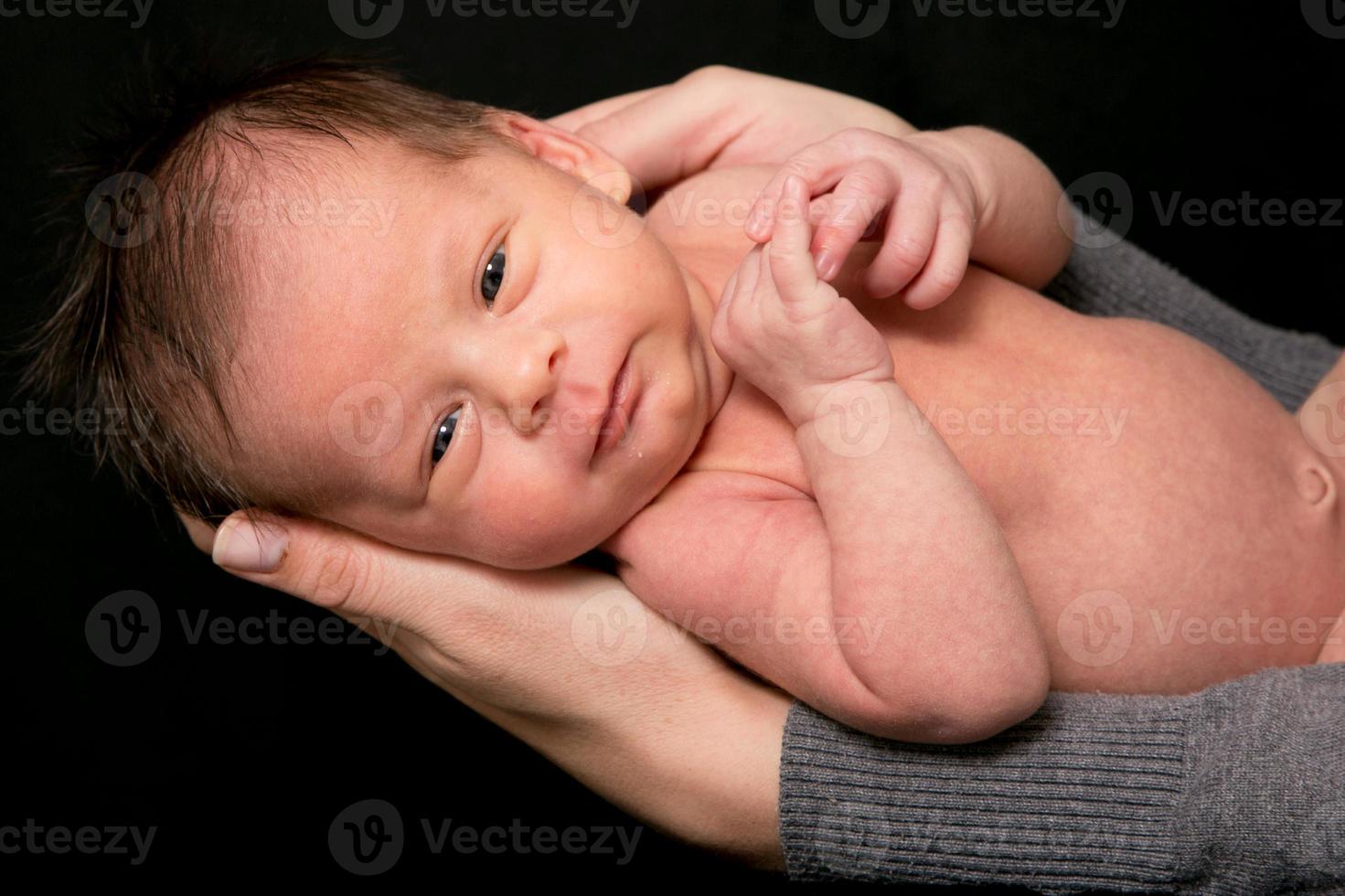 close-up de bebê nos braços de mães foto