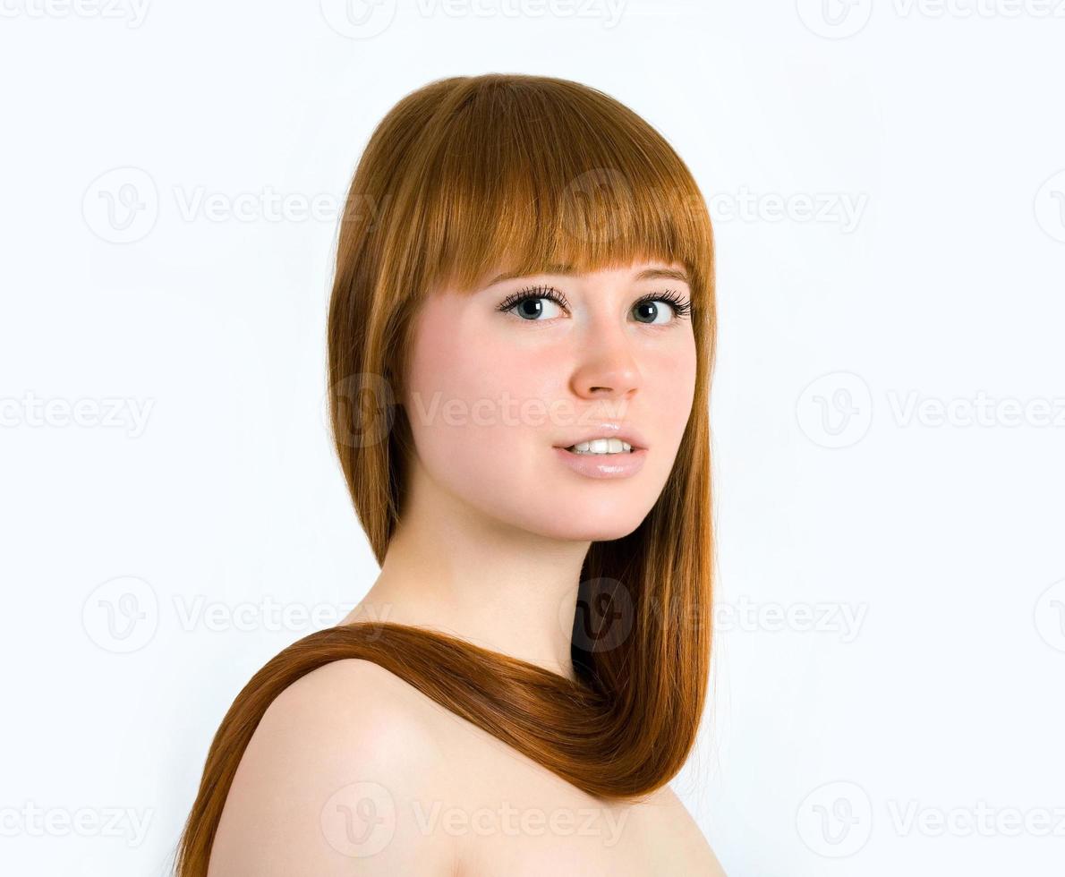 bela jovem ruiva com cabelos lisos de beleza longa foto