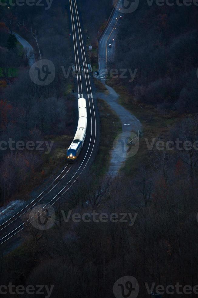 vista aérea de trilhos de trem através de hamilton foto