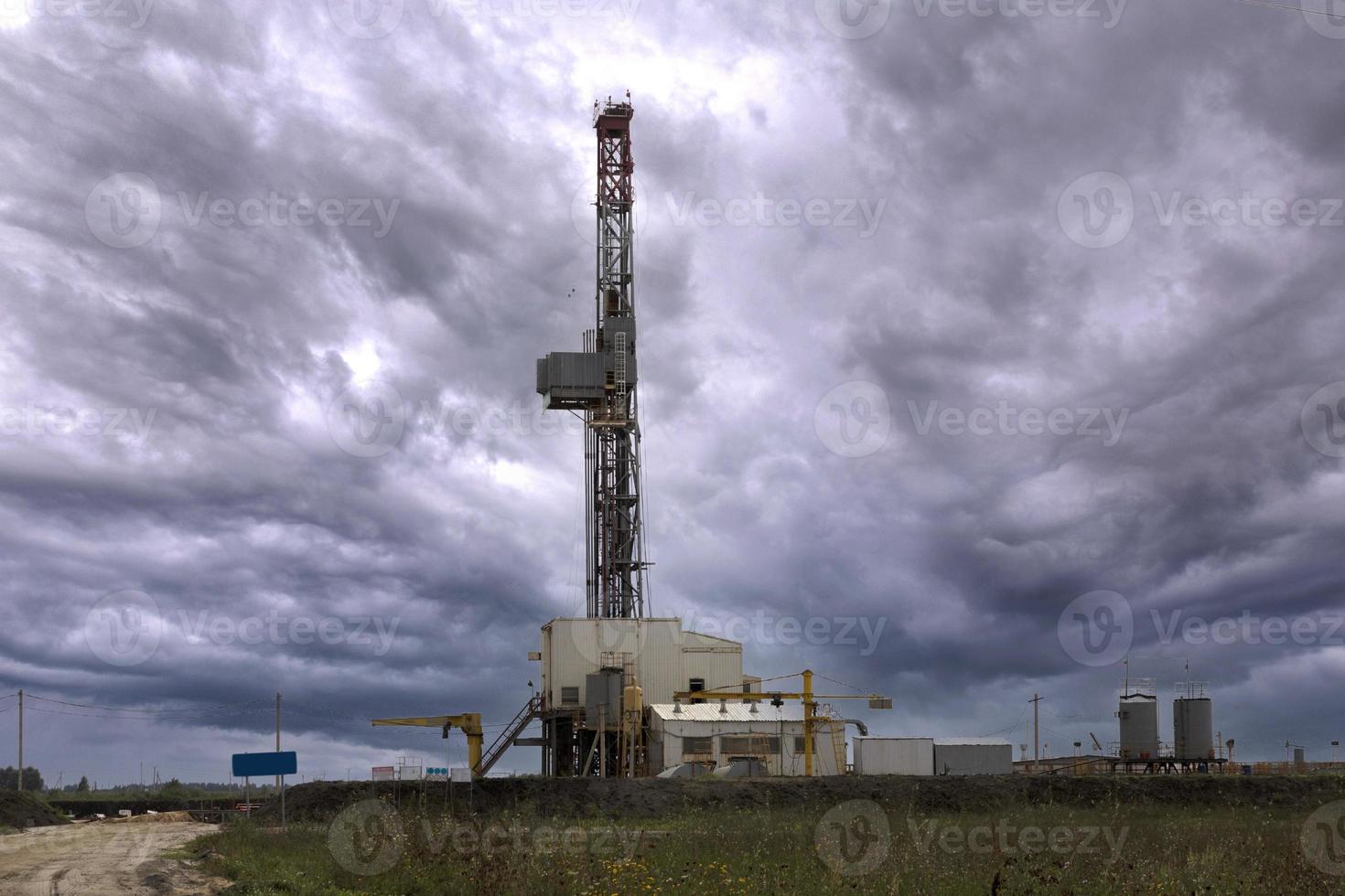 indústria petrolífera. plataformas de petróleo. bombas de óleo ao pôr do sol. copie o espaço. foto