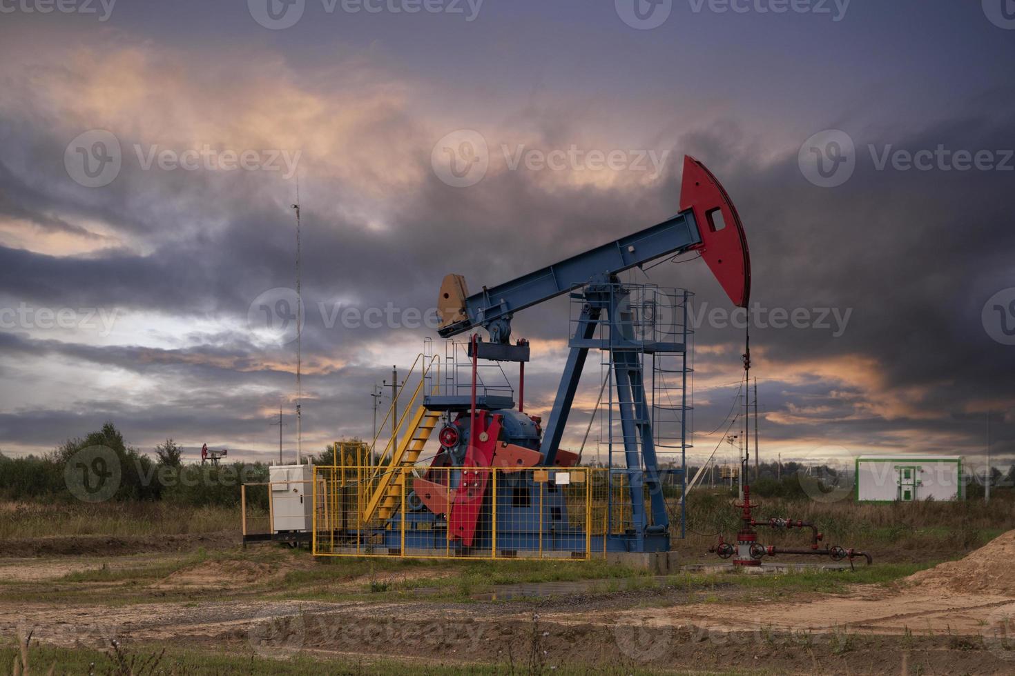 indústria petrolífera. plataformas de petróleo. bombas de óleo ao pôr do sol. copie o espaço. foto