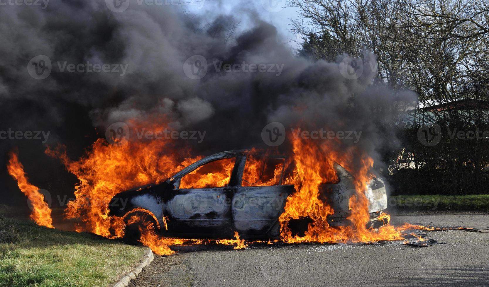 carro pegando fogo foto