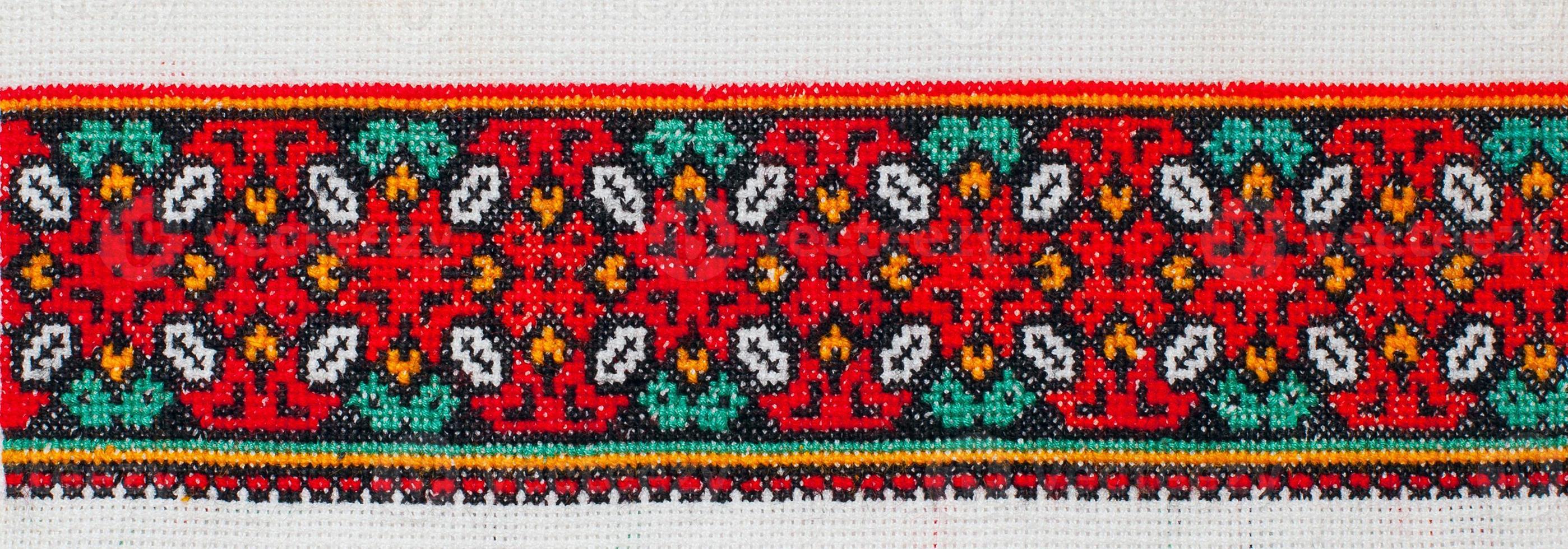 padrão de ponto de cruz bordado. ornamento étnico ucraniano foto