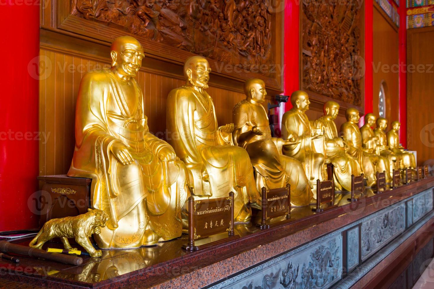 estátuas budistas no templo chinês Tailândia foto