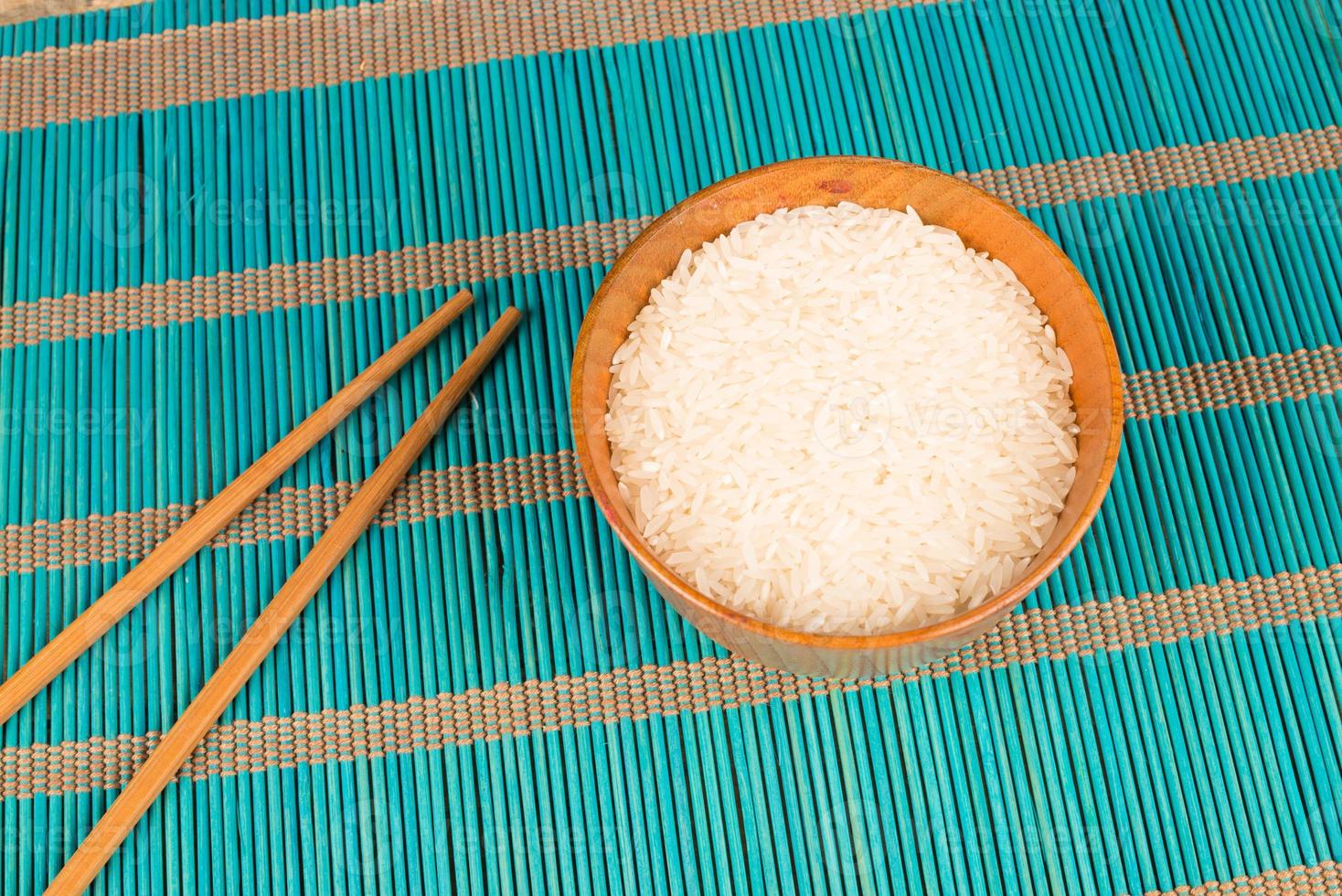 arroz e pauzinhos foto