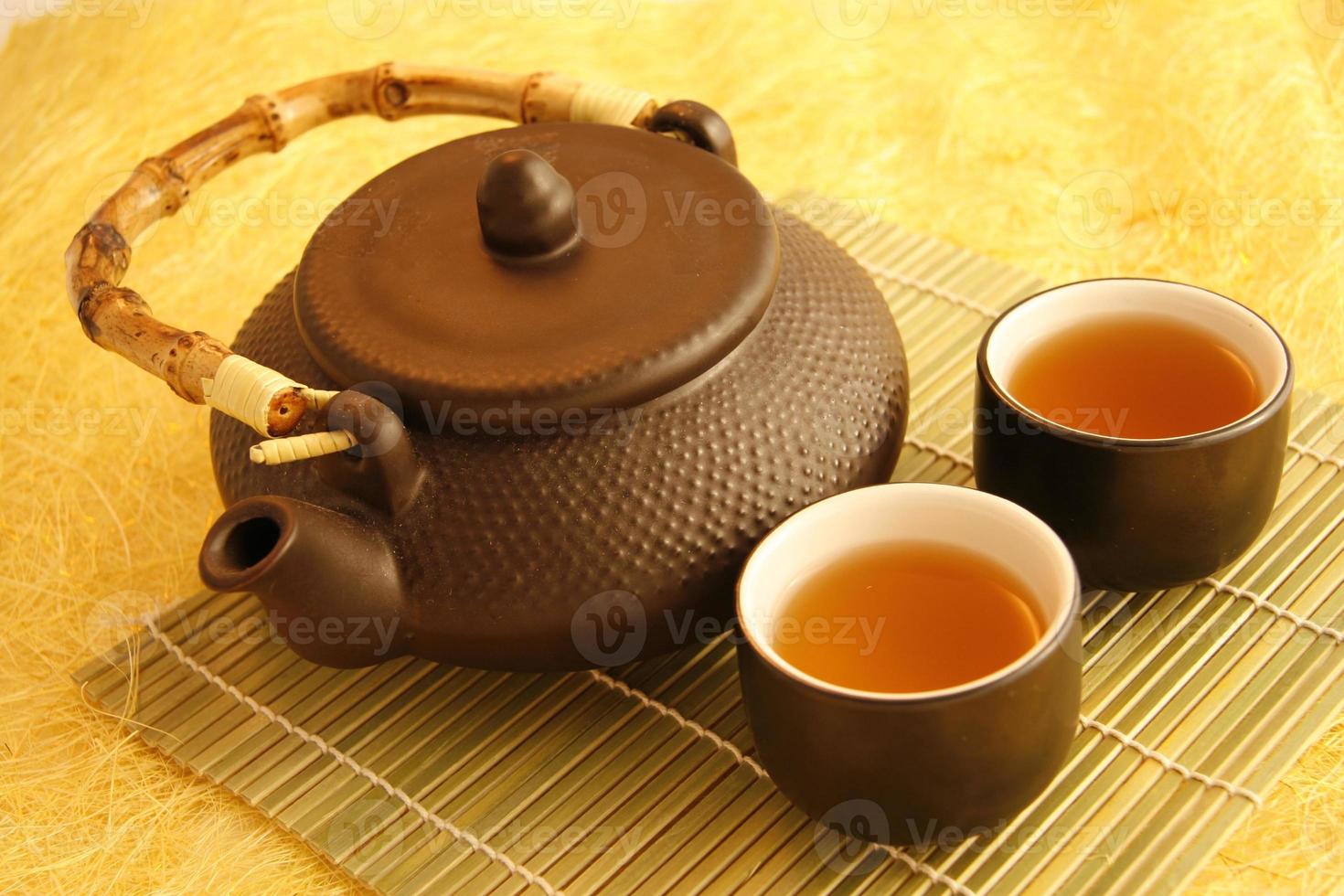 bule de chá chinês com copos foto