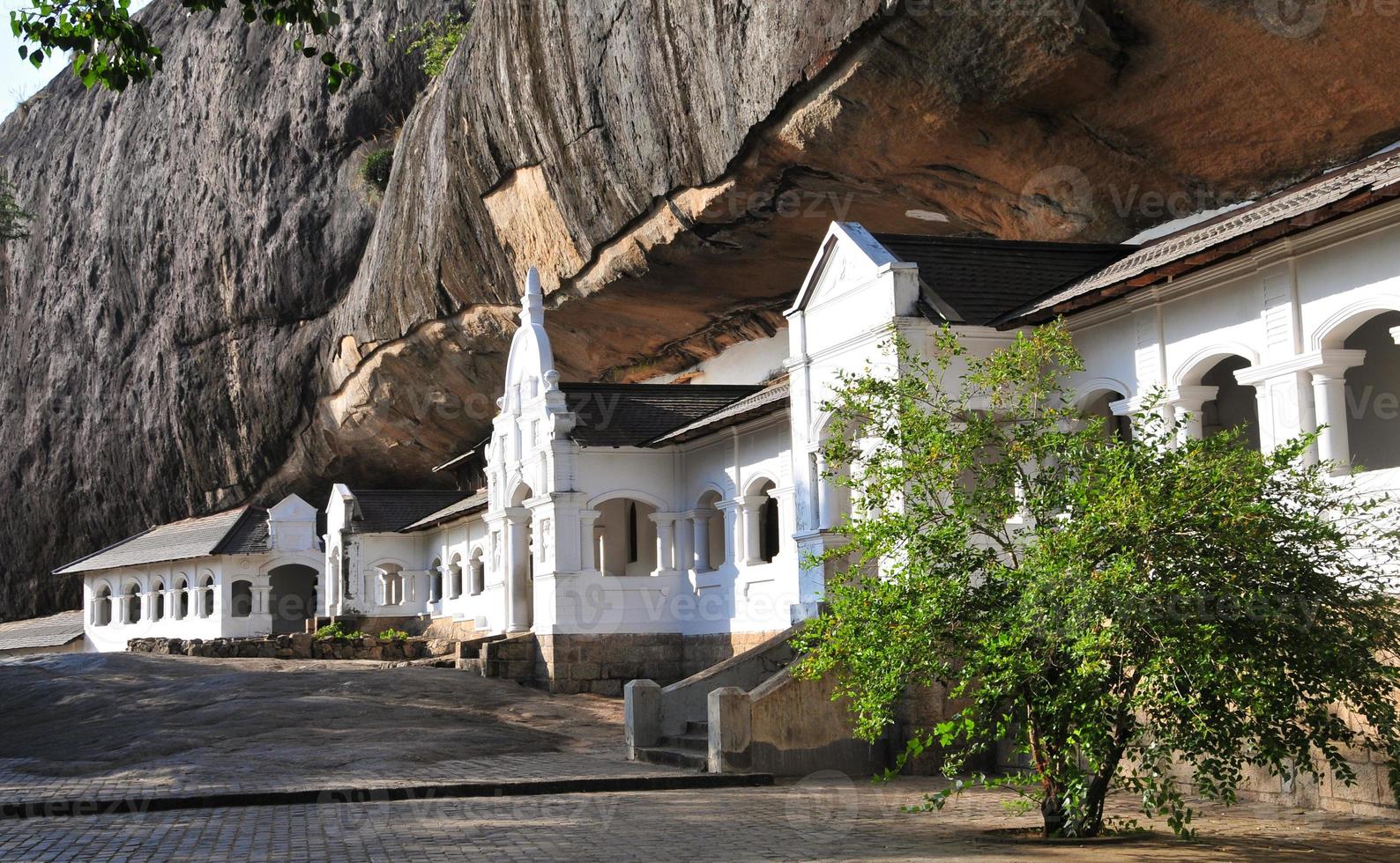 templo da caverna de dambulla no sri lanka foto