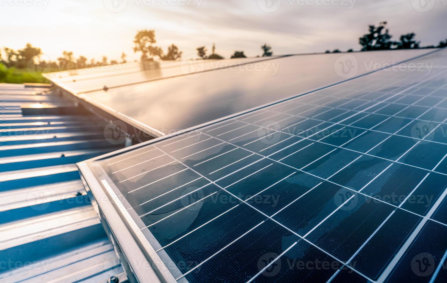 foco seletivo no painel solar ou módulo fotovoltaico com céu pôr do sol. energia solar para energia verde. recursos sustentáveis. energia renovável. tecnologia limpa. painéis de células solares usam a luz do sol. foto