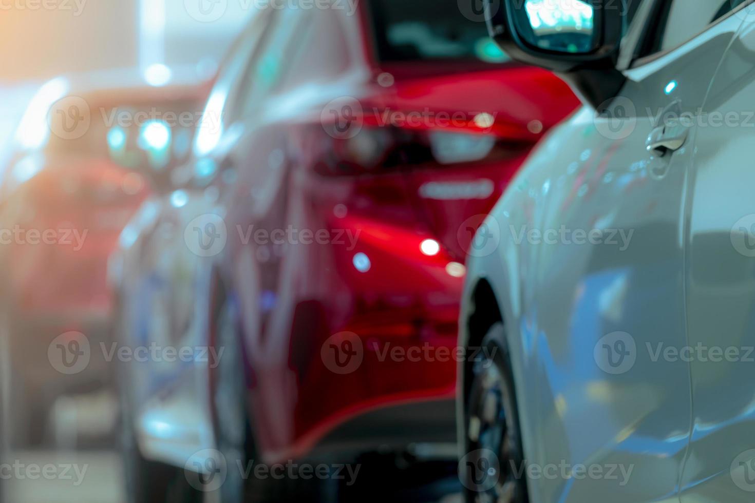 turva de carro de luxo branco e vermelho estacionado no showroom moderno. escritório de concessionária de automóveis. conceito de negócio de carro elétrico. locação de automóveis. conceito de fundo de crise da indústria automotiva. carro brilhante. foto