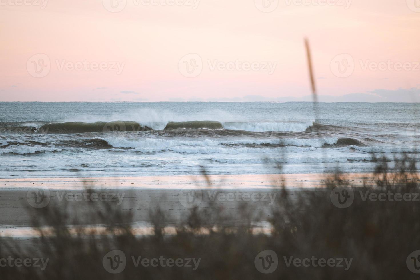 ondas ao pôr do sol foto