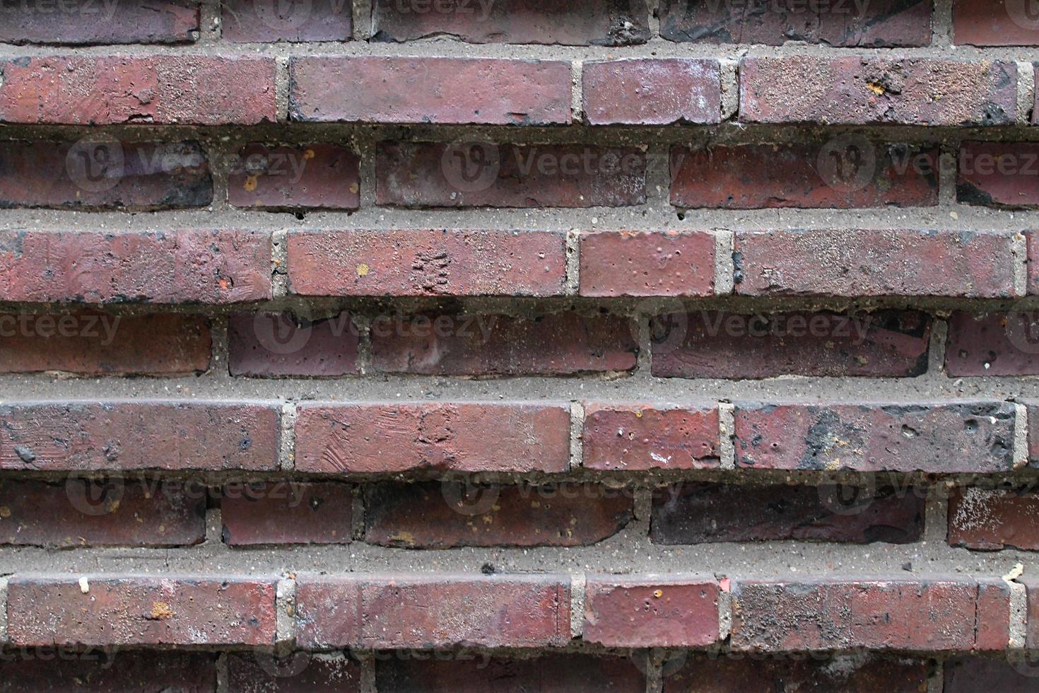 parede de tijolos antigos. textura do antigo fundo panorâmico da parede de tijolos resistidos foto