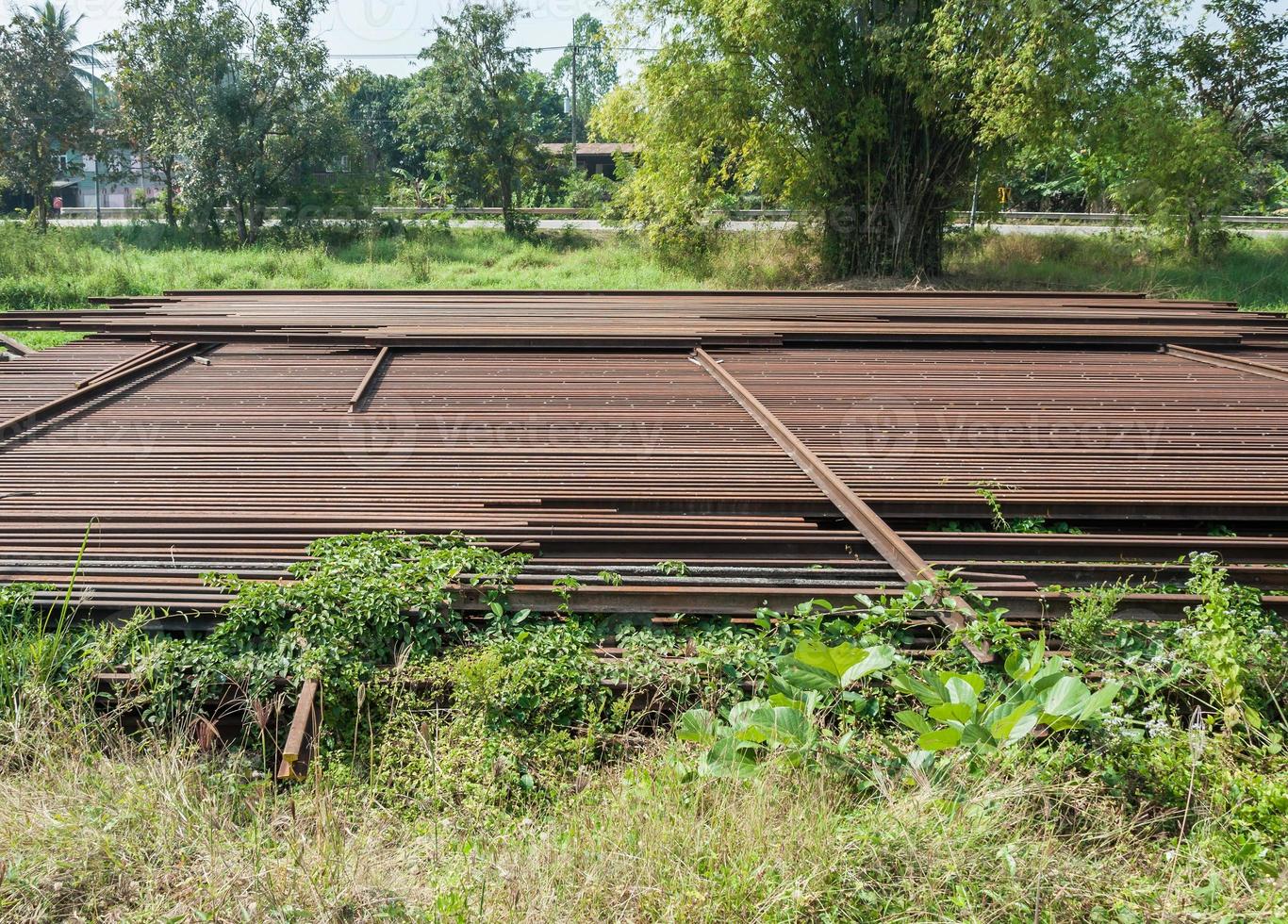 pilha de trilho antigo foto