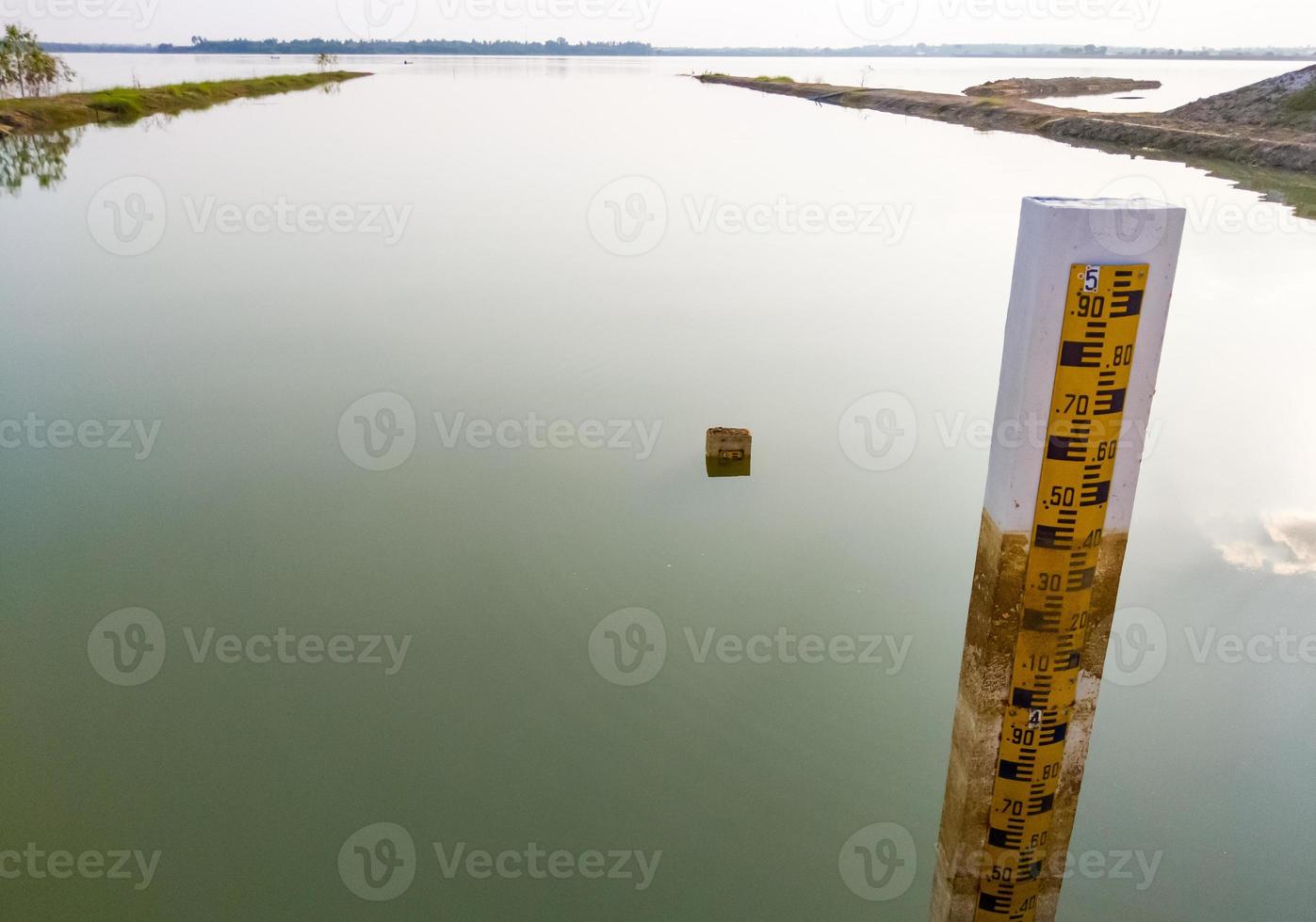 o indicador do medidor de nível de água mostra o nível de água mais alto já armazenado em um grande reservatório. foto