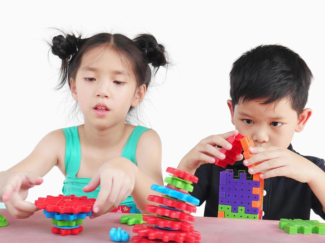 crianças asiáticas estão jogando jogo criativo de quebra-cabeça de bloco de plástico para praticar sua habilidade física e mental foto