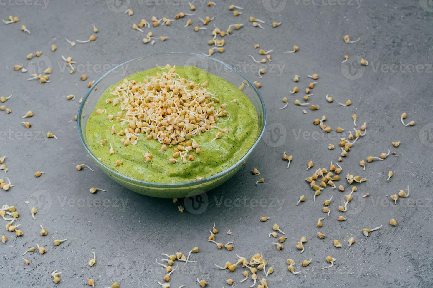 conceito de alimentação limpa e desintoxicação. smoothie vegano verde na tigela. sementes germinadas ao redor. prato cru orgânico verde saudável para vegetarianos foto