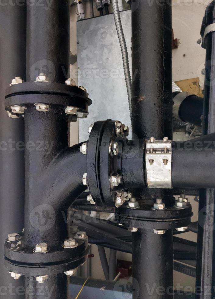 o grande tubo de aço preto do sistema de ventilação. foto