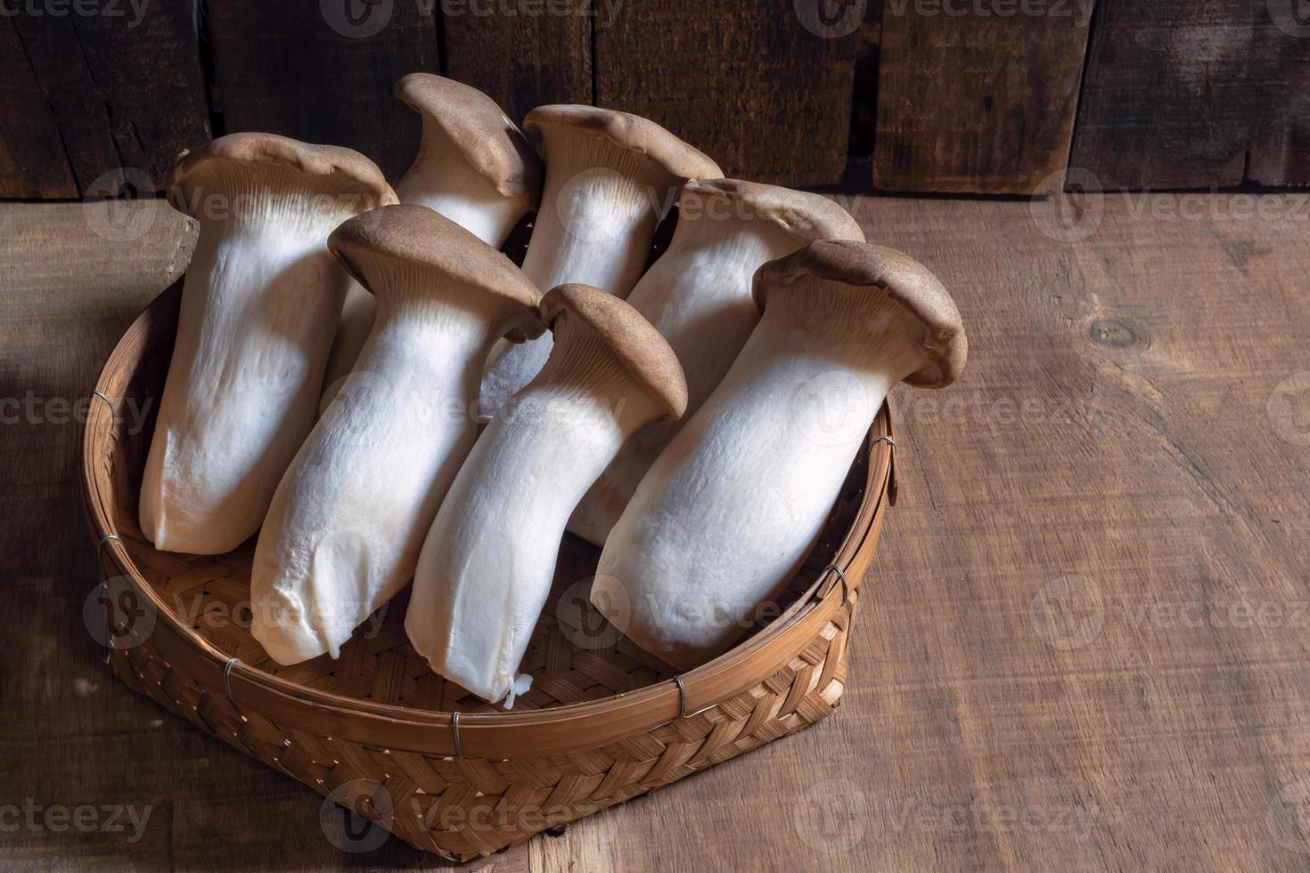 cogumelo ostra rei comida saudável na cesta em fundo de madeira. foto