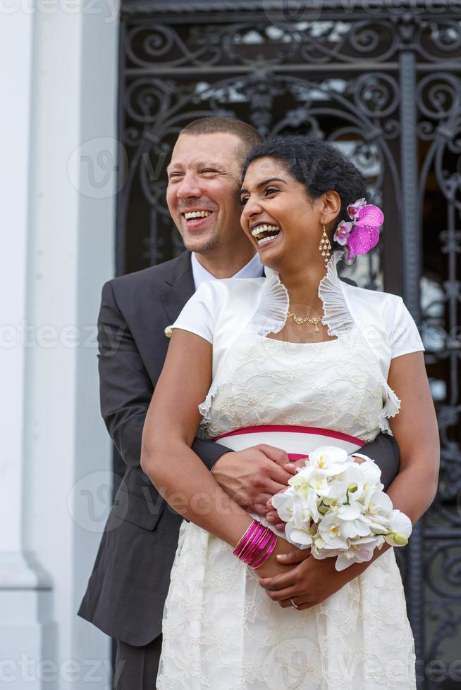 linda noiva indiana e noivo caucasiano, depois do casamento ceremo foto