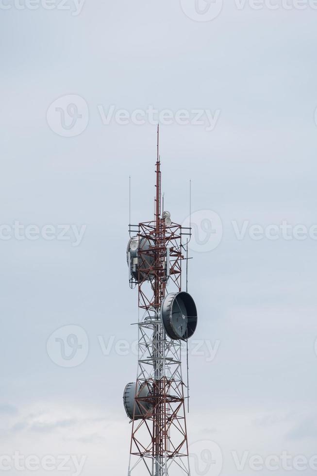 torre de telecomunicações moderna. foto