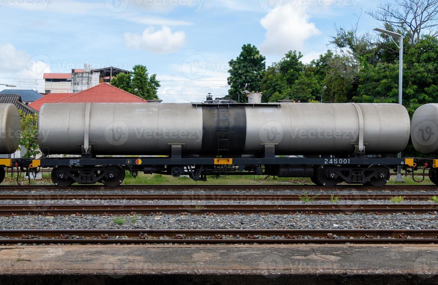 o bogie do petroleiro no trem de carga está estacionado no pátio ferroviário. foto