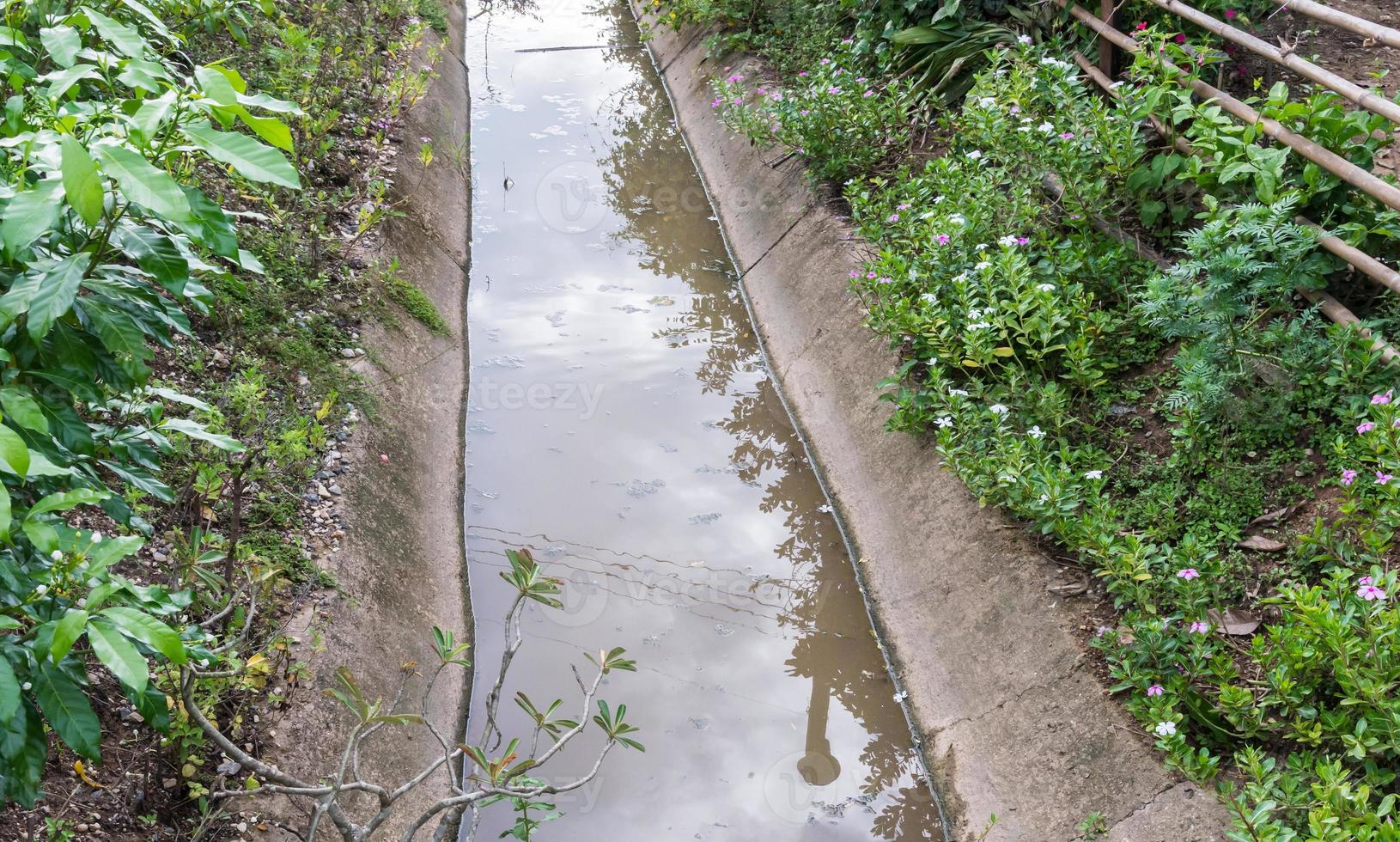 pequena vala de concreto foto