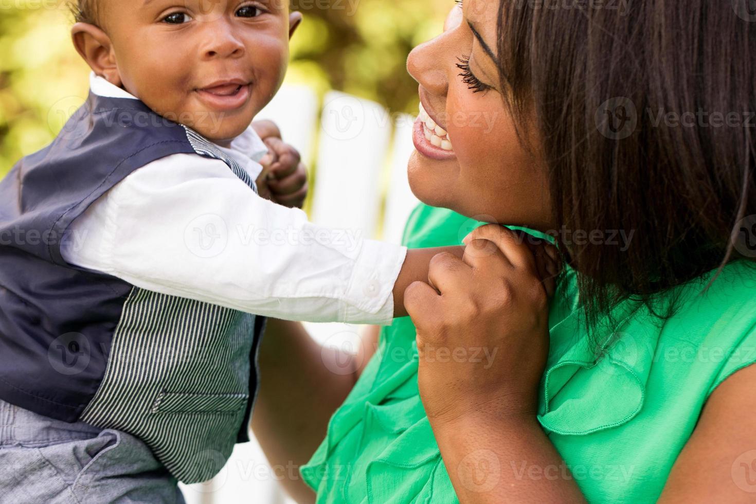 mãe afro-americana, segurando seu filho. foto