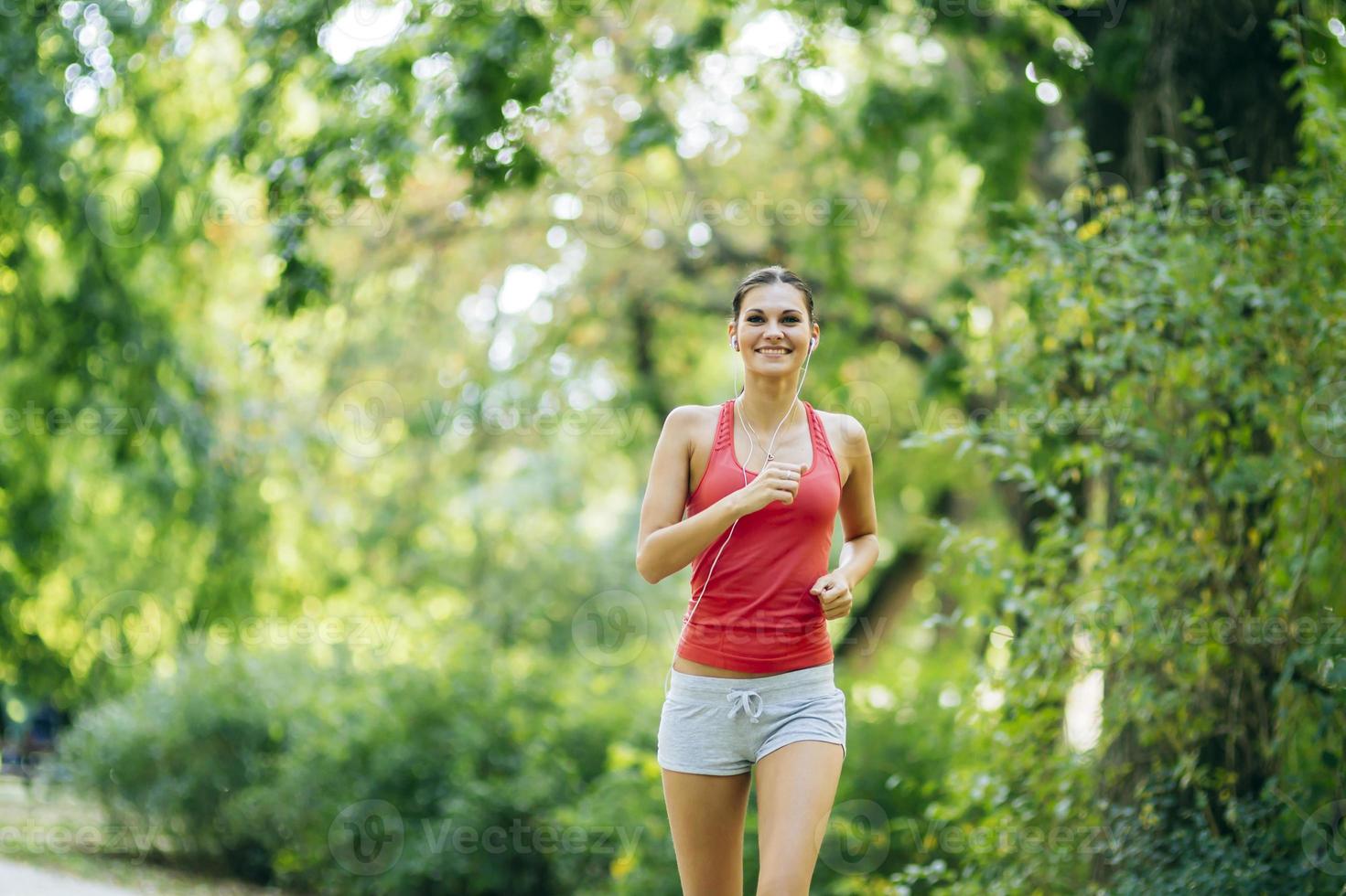 jovem atleta linda correndo no parque foto