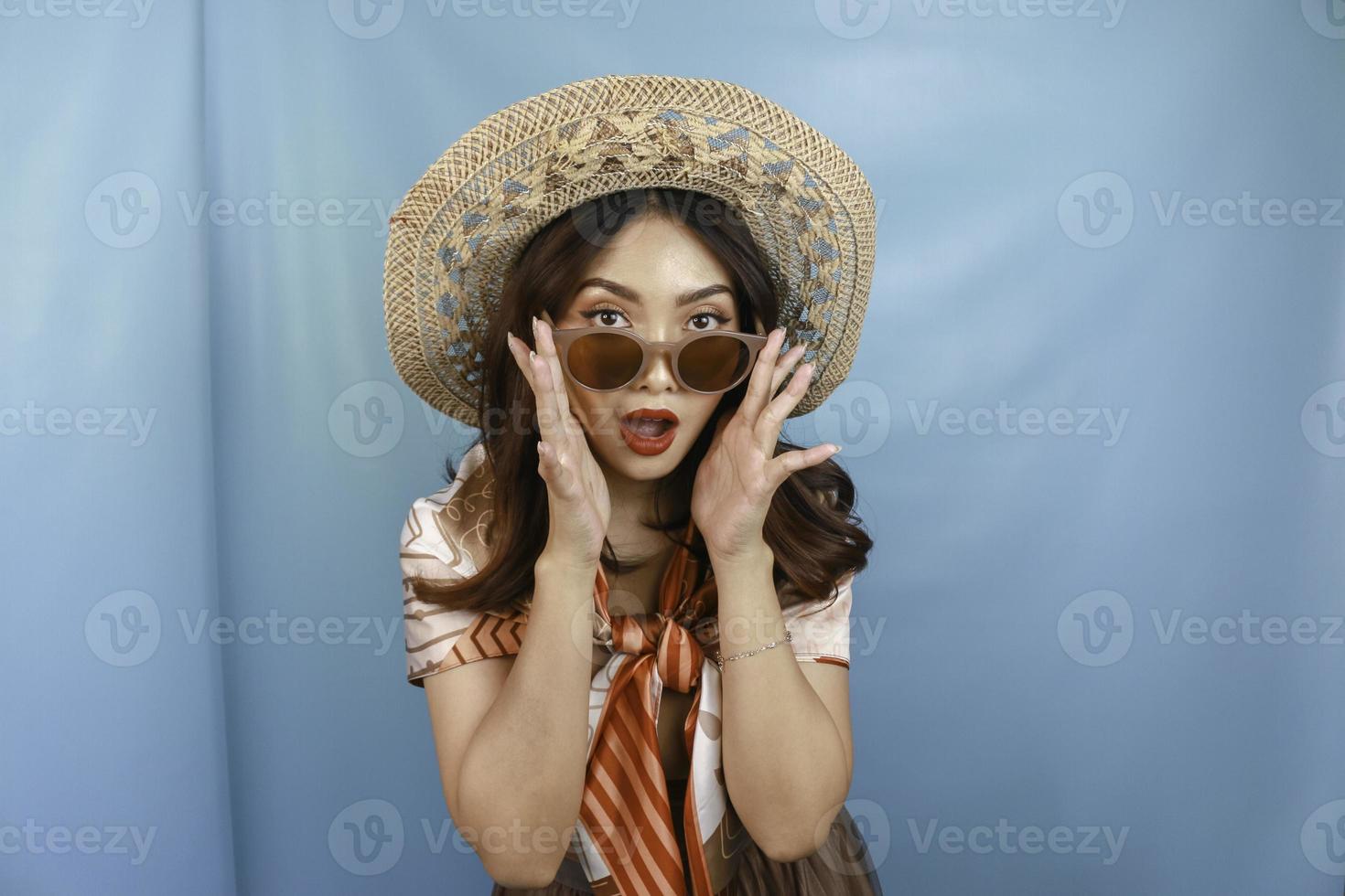 jovem mulher asiática chocada e isolada por um fundo azul. foto