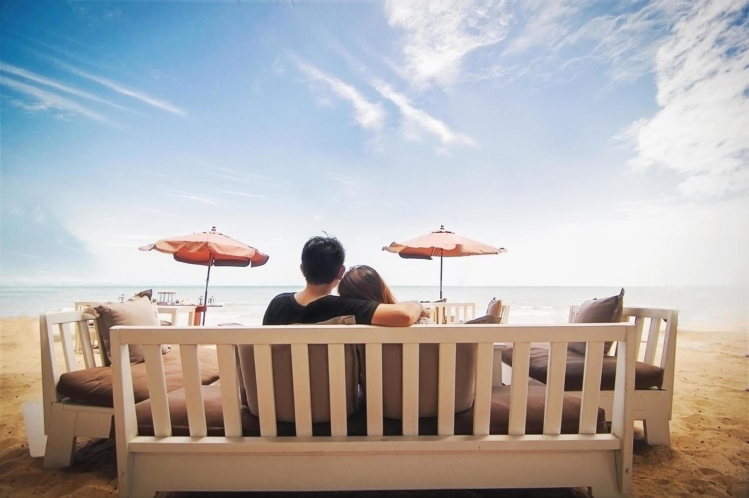 casal tailandês asiático na praia de pataya, tailândia foto