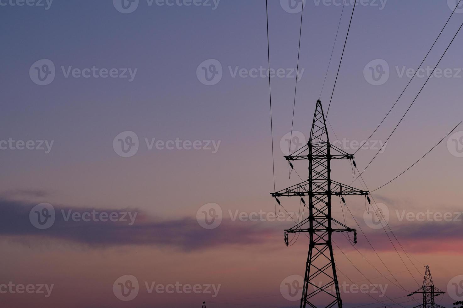 feche a estação de linhas elétricas de alta tensão. torre de silhueta de pilão de transmissão elétrica de alta tensão. foto