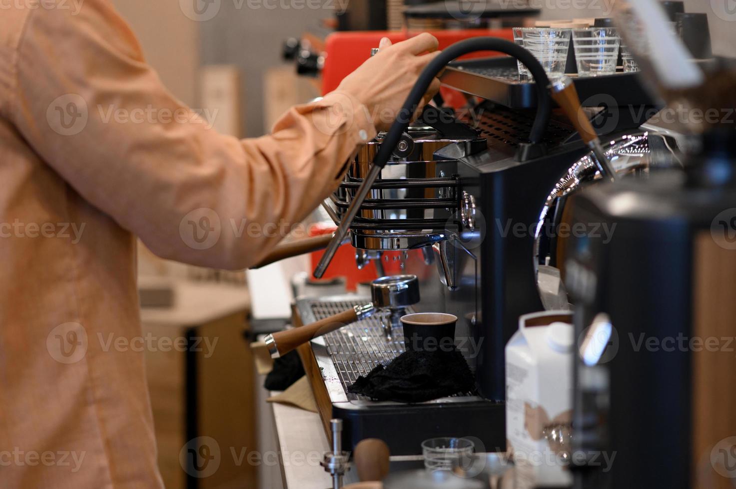 barista fazendo café usando uma cafeteira foto