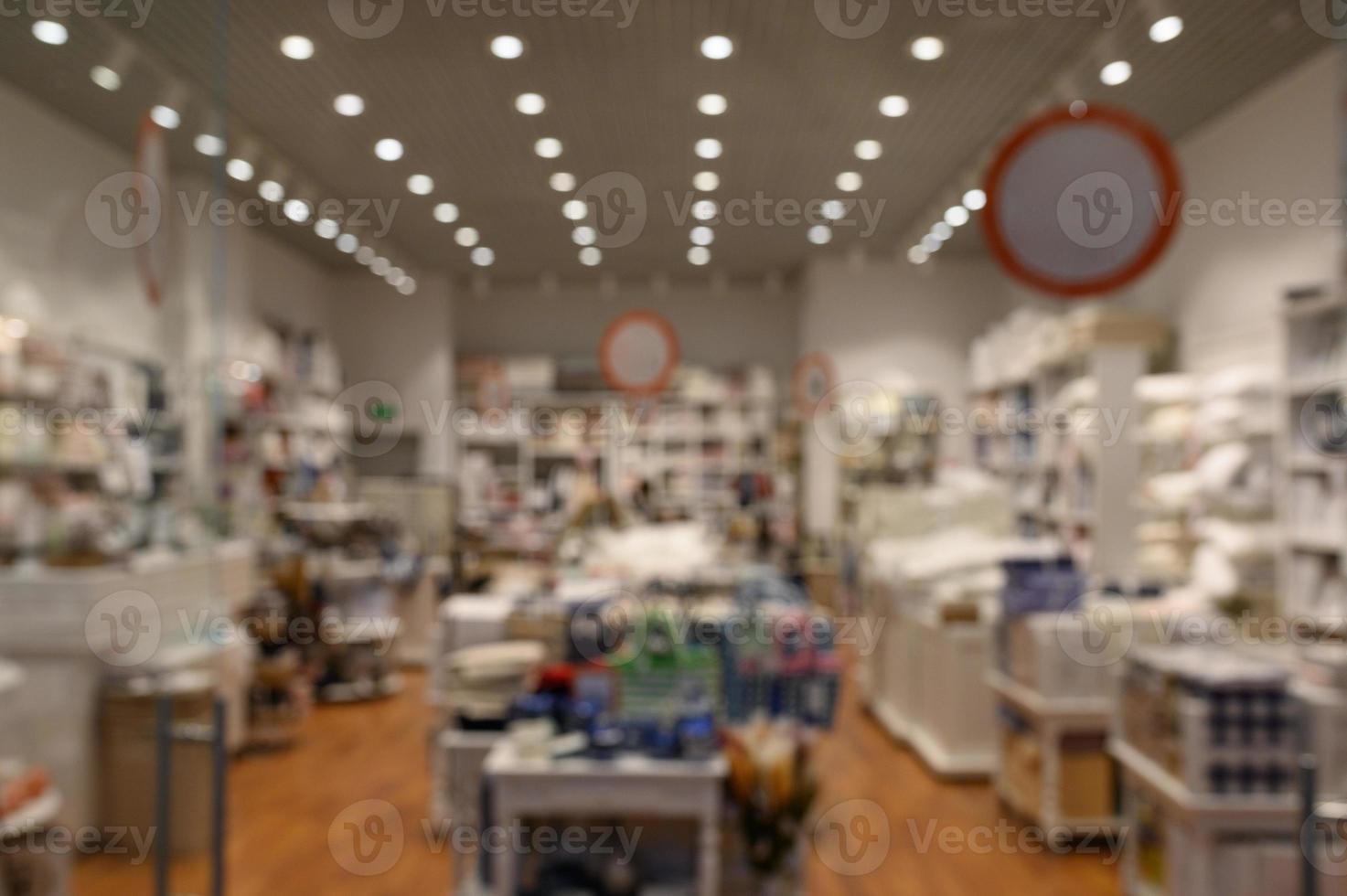 borrão abstrato e loja de departamentos de roupas desfocadas no interior do shopping para plano de fundo foto