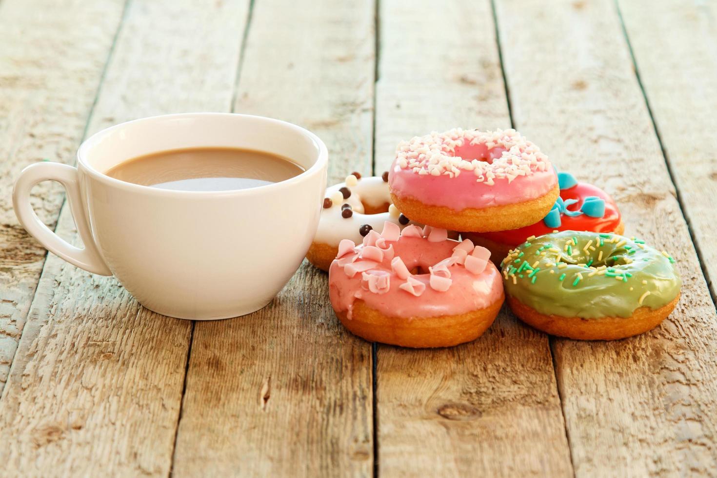 xícara de café e rosquinhas foto