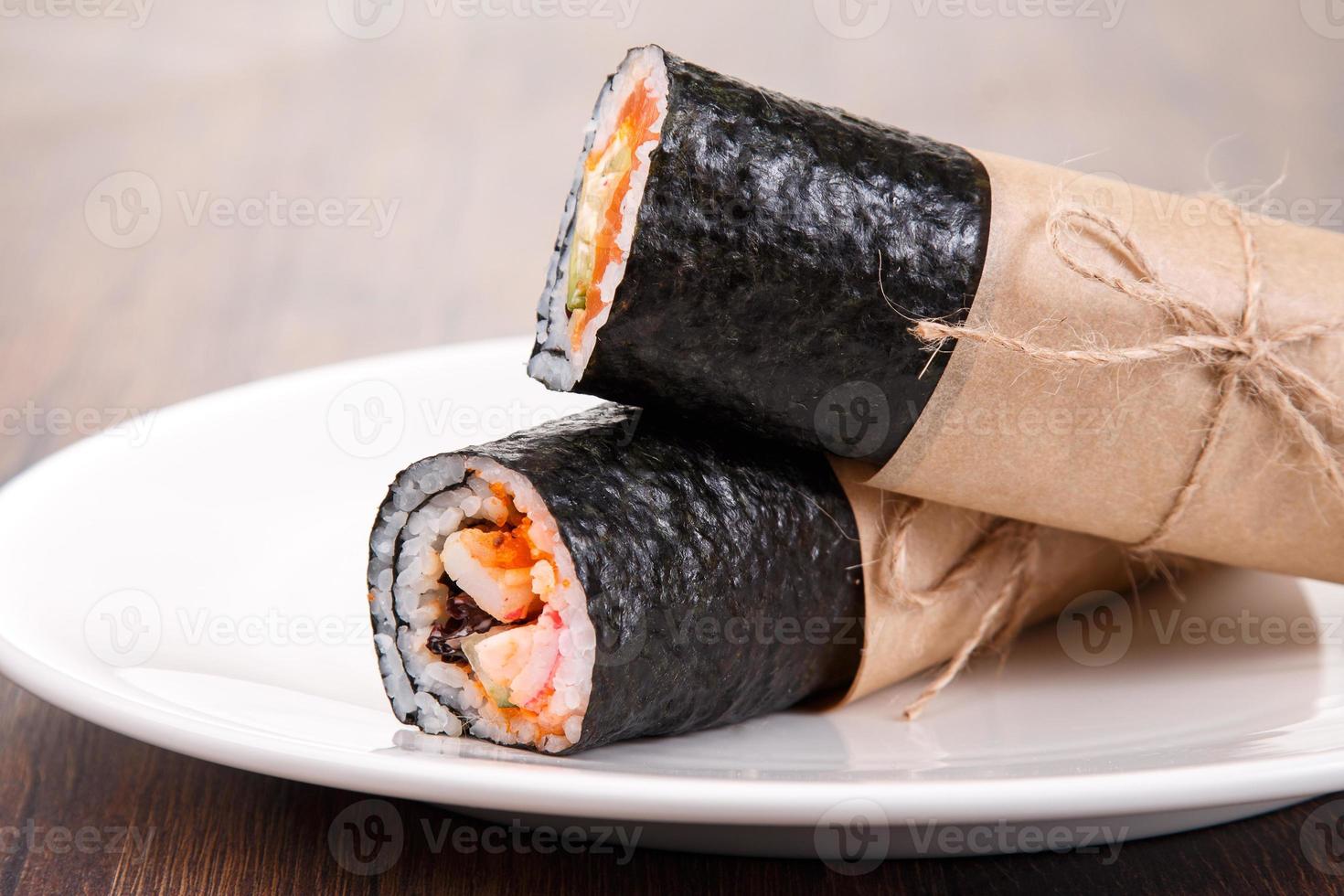 burrito de sushi - novo conceito de comida da moda foto