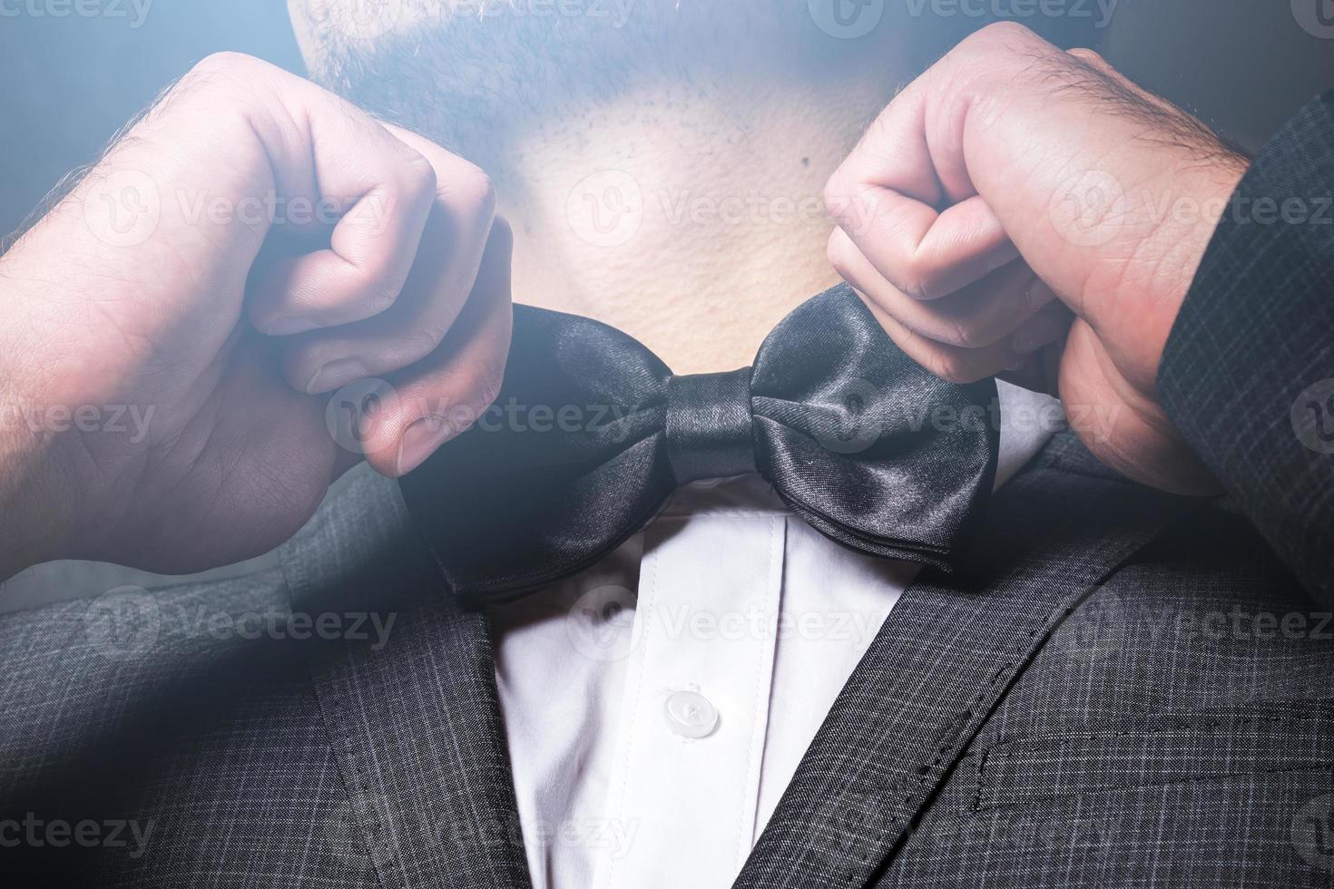 homem vestindo gravata borboleta foto