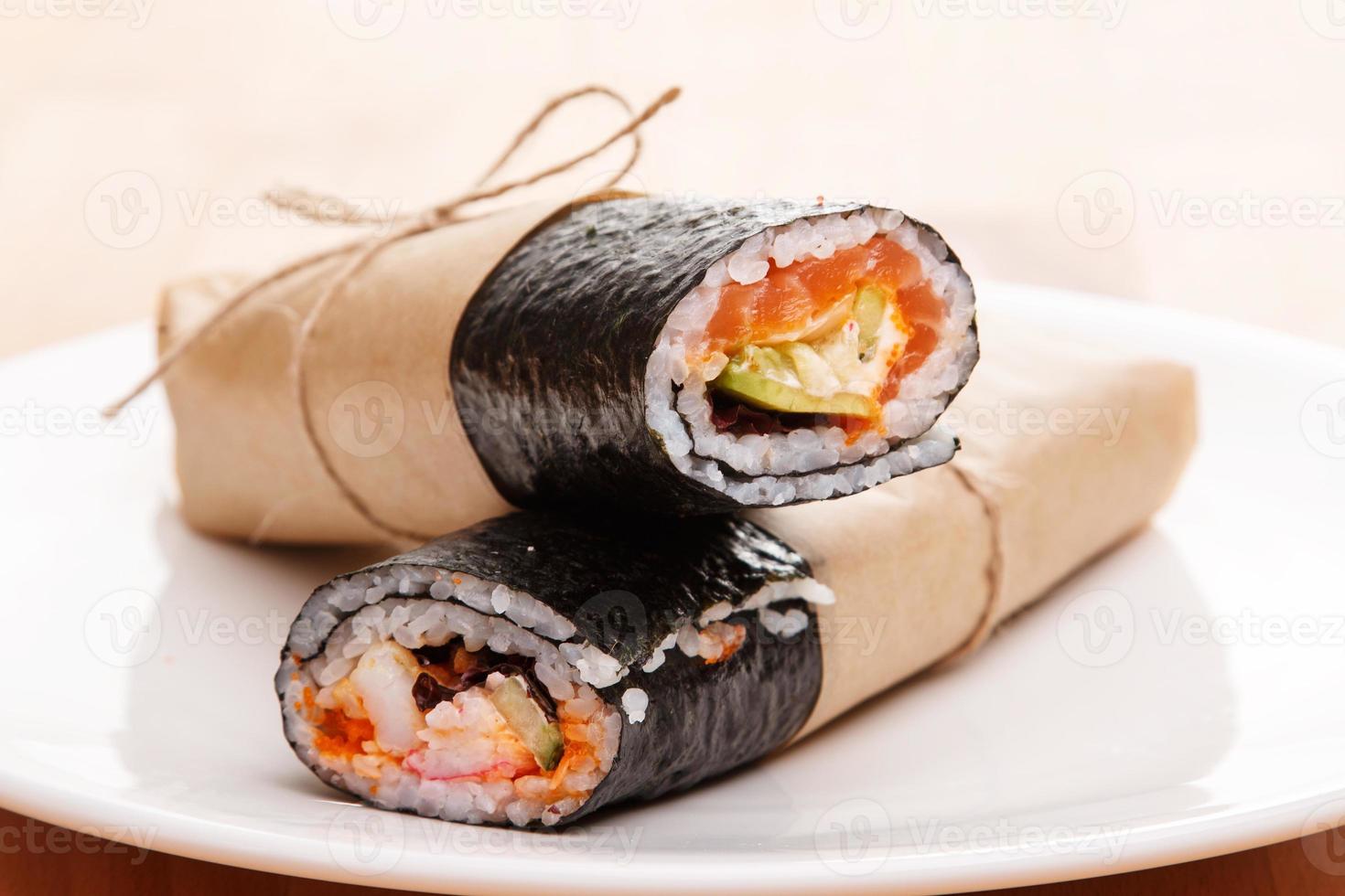 burrito de sushi - novo conceito de comida da moda foto